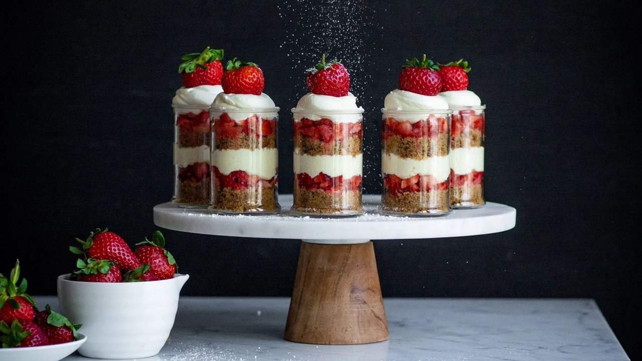 strawberry cream cake cups